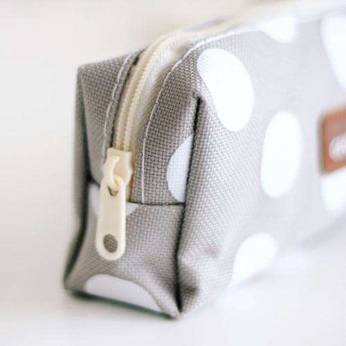 مقلمة أقلام لون رمادي أبيض