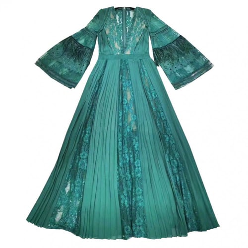 فستان اخضر شيفون اطراف الاكمام مزينة بريش النعام