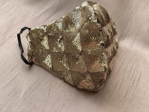 كمامة لامعة من اللون البرونزي