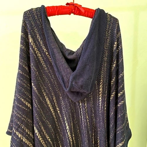 رداء بقبعة مع جيوب وبروش أنيق وعملي.