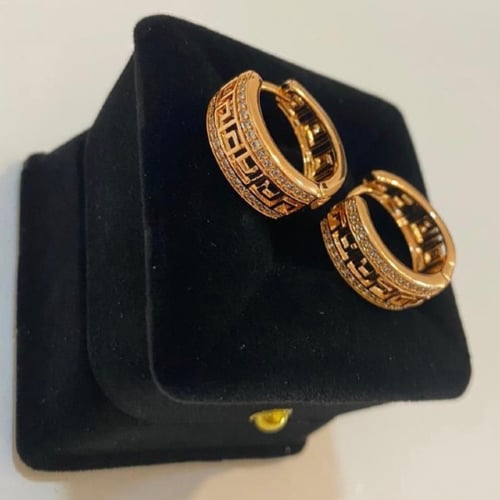 أقراط مطلية ذهب بفصوص زركون طبيعي