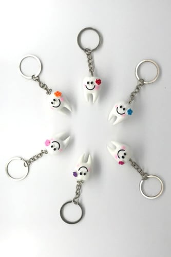 ميدالية المفاتيح على شكل سن مبتسم