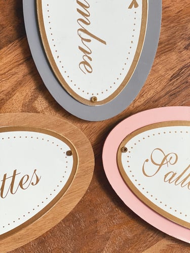 تعليقات جدارية