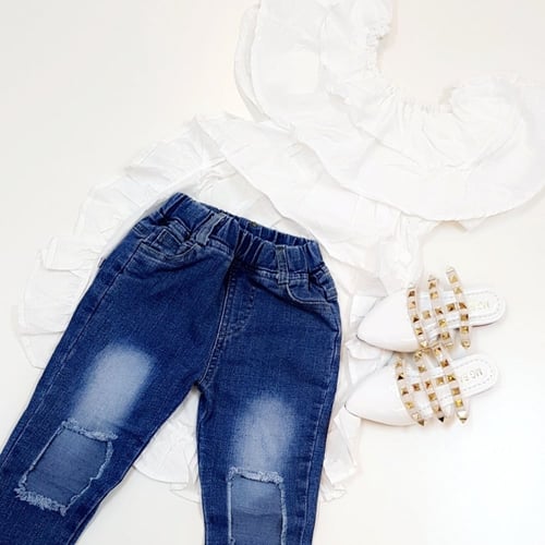 طقم بنطلون جينز وبلوزة بيضاء طويله