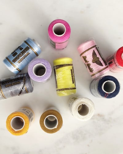 خيوط مكرة بألوان مختلفة