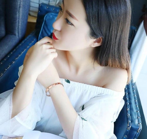 سوار الحب كارتير مطلي ذهب وردي مزين ب 5 احجار