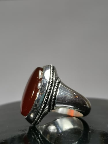 بخاتم الفضة بحجر عقيق يماني رماني بصياغة الأستاذ ع...
