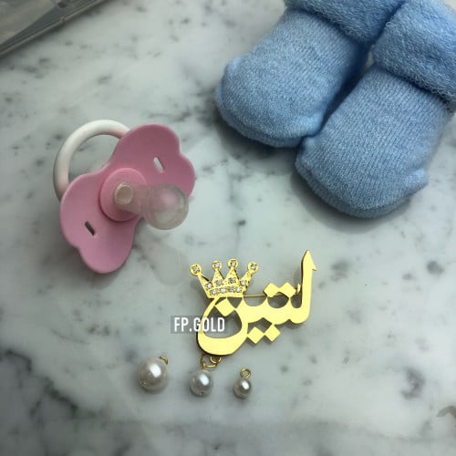 بروش تاج بالاسم مطلي ذهبي مع فصوص زريكون مع لولو