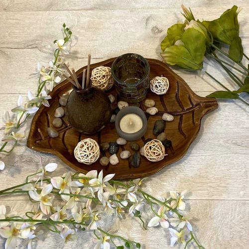 صحن ورقة شجر مع جرة عيدان معطرة وكاسة شمع