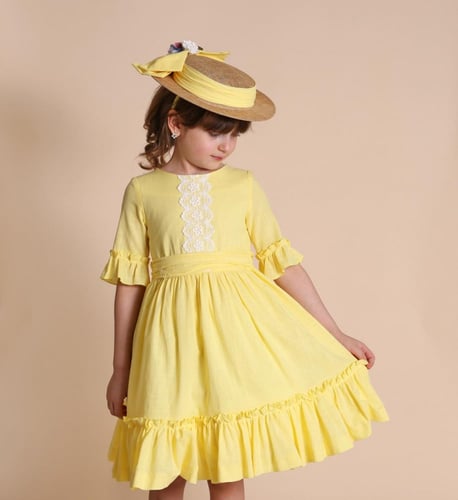 فستان اصفر صيفي بفتحة من الظهر للبنات الكبار