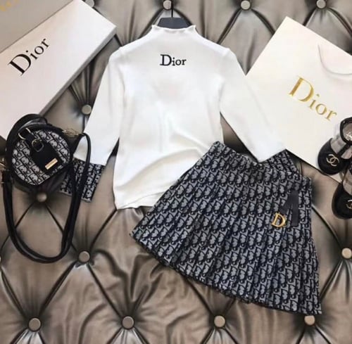 تيور ديور بكسر مزين بميدالية ذهبي قطعتين بلوزة+تنو...