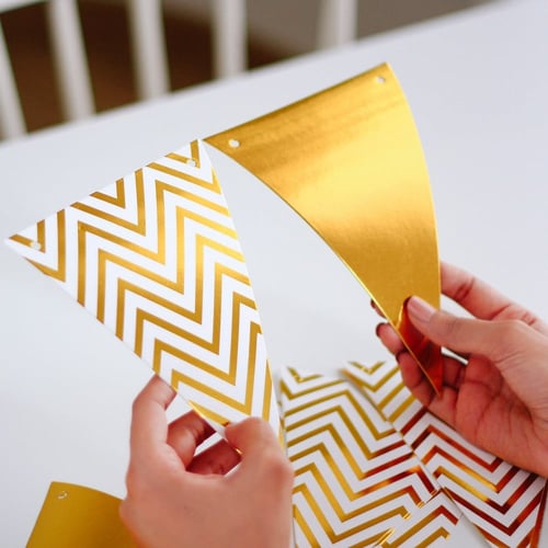 زينة العيد بلون ذهبي