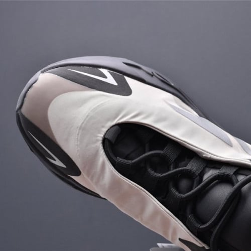 adidas yeezy boost 700 MNVN bone تسليم فوري