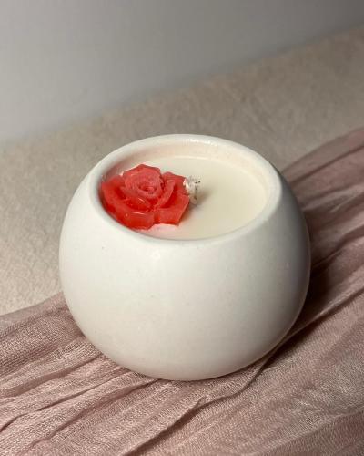 شمعة بوردة حمراء
