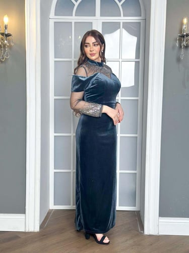 فستان سهرة مخمل اكمام شفافة مزينة بشك وترتر