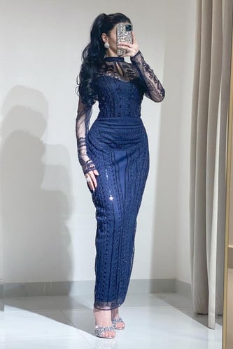 فستان سهرة طويل مزين بشك وترتر يدوي لون كحلي باكما...