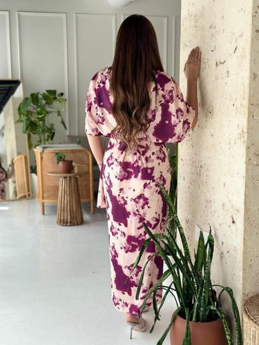 فستان لف قماش ستان حرير مزين بربطه في الخصر