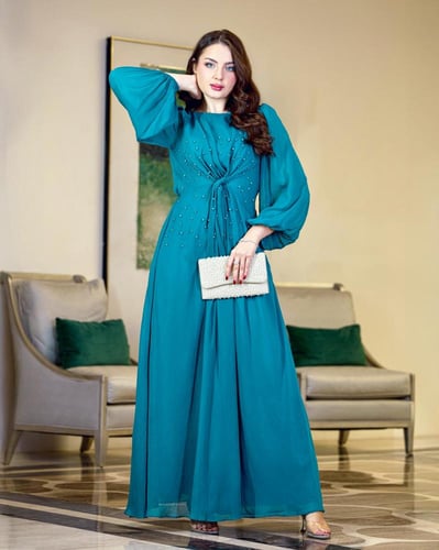 فستان سهرة شيفون تركواز بتصميم أنيق وتطريز لؤلؤ فخ...