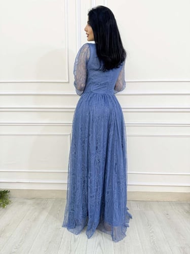 فستان دانتيل سماوي طويل بربطة خصر وتصميم ناعم