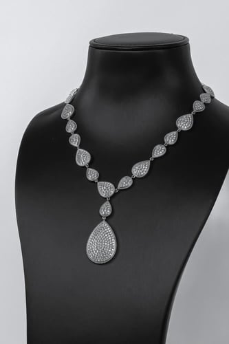 طقم اكسسوار زركون فضي بتصميم عصري وانيق