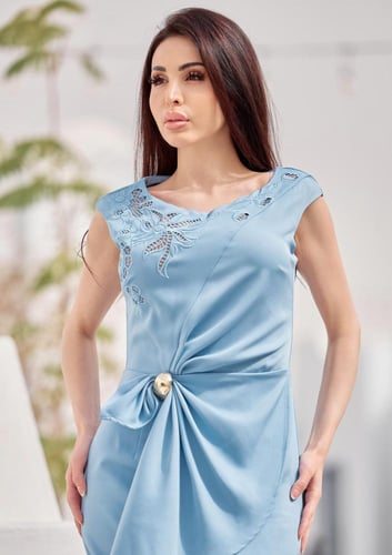 فستان أنيق مزين بورود على الصدر مع شك راقٍ