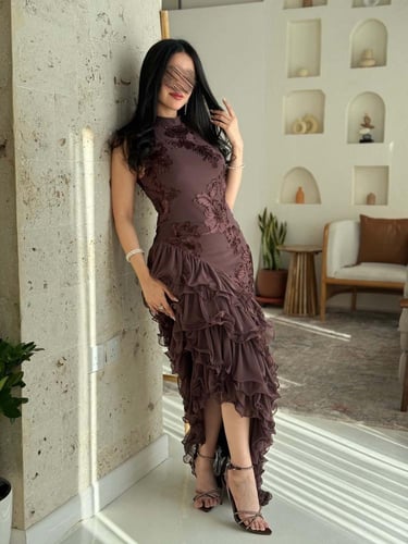 فستان سهرة بني أنيق بتطريز وكشكش ناعم