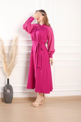 فستان فوشي كريب اكمام طويلة بتصميم مميز قطعة فاخرة