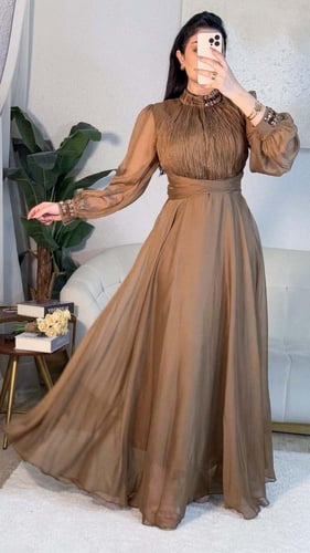 فستان أورجانزا طوبي ناعم مزين بإكسسوار فخم بالعنق