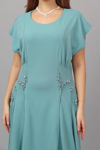 فستان كريب ناعم بشك كريستال راقٍ