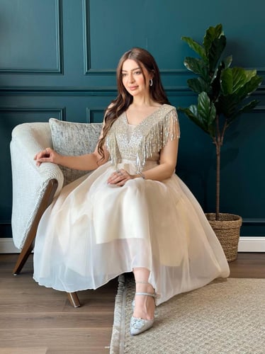 فستان سهرة ميدي قماش اورجانزا الصدر مزين بشك وهدب