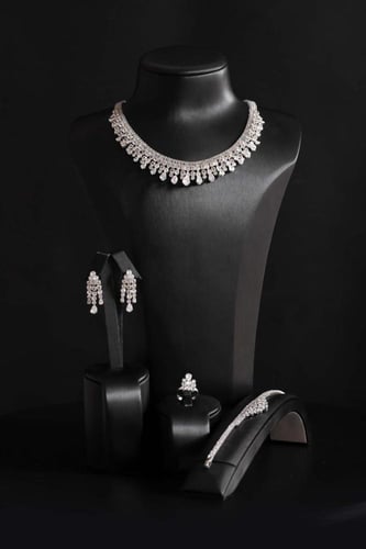 طقم إكسسوارات فضي راقٍ بفصوص زركون منسدلة
