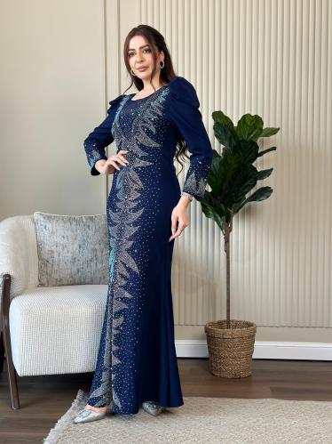 فستان سهرة مزين بكرستال وفصوص على كسرات بالكتف