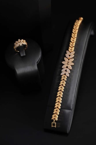 طقم إكسسوارات نسائي لون ذهبي ملكي بتصميم أنيق