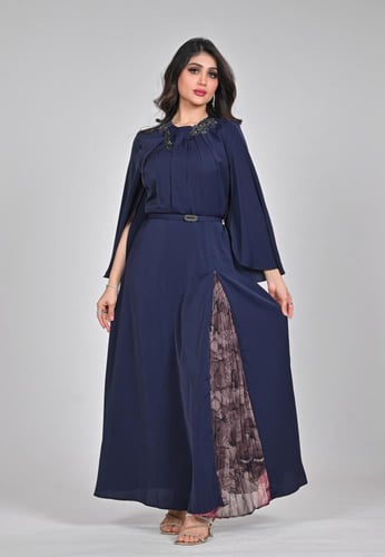 فستان ناعم طويل لون كحلي قماش مطرز في الرقبة و حزا...