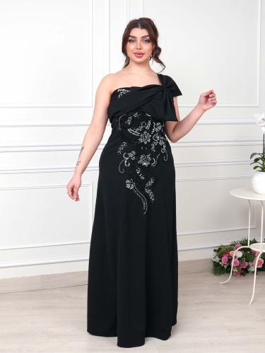 فستان سهرة أسود كريب بكتف واحد وتطريز فاخر