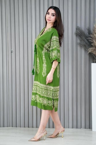 جلابية ميدي مطرزة لون اخضر