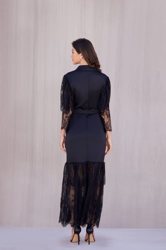 فستان أسود طويل كريب مع أطراف دانتيل وحزام كريستال