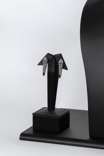 حلق زركون فضي بتصميم عصري