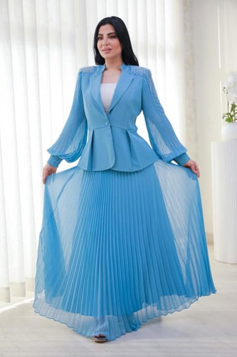 طقم نسائي لون سماوي جاكيت مطرز من الاكمام و تنورة...