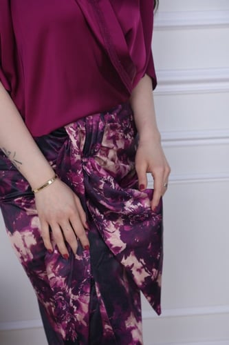 طقم قطعتين بلوزه قماش ستان لف على زم اكمام قصيرة و...