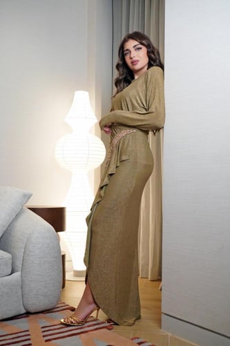 فستان سهرة راقٍ بتصميم درابي وتطريز جانبي فاخر