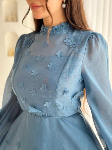 فستان ميدي قماش اورجانزا مزين بورود ثلاثية الابعاد...