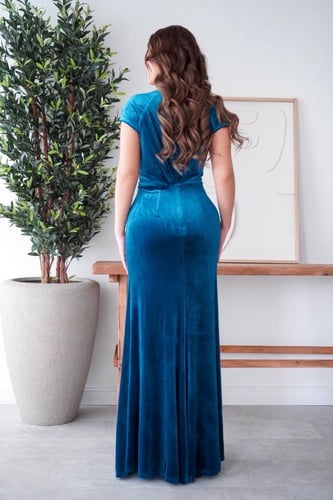 فستان سهرة مخمل أزرق بتطريز كريستال