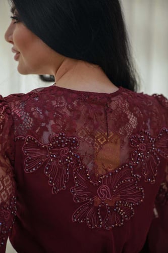 فستان سهرة شيفون برغندي بأكمام دانتيل طويلة وفخمة
