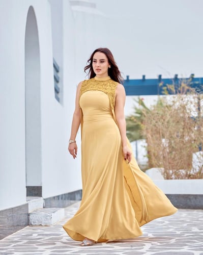 جلابية أنيقة مطرزة بكريستال سواروفسكي بنقشة ورد فا...