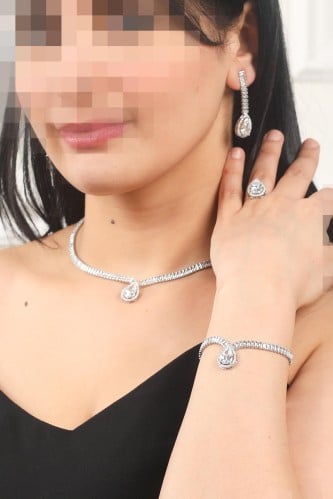 طقم اكسسوار زركون فاخر مكون من اربع قطع بتفاصيل ان...