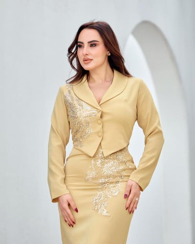 فستان ناعم بقصة جاكت وتطريز شك راقٍ