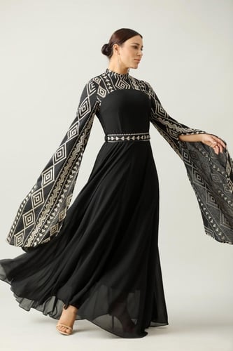 جلابية اسود طويله اكمام طويل نقشة على الصدر والاكم...