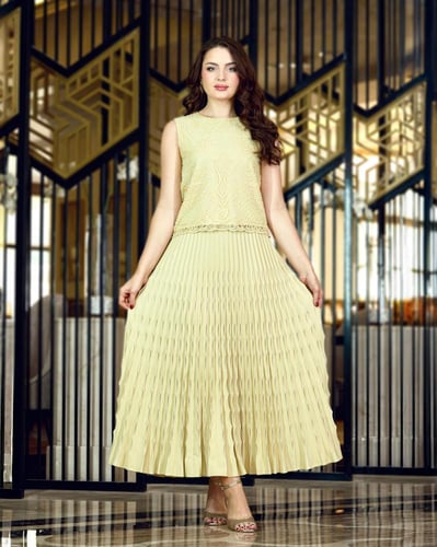 طقم أنيق بقصة واسعة وتنورة مكسره