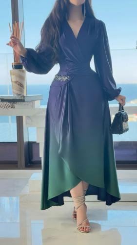 فستان ناعم طويل مزين بإكسسوار في الخصر والوان متدر...